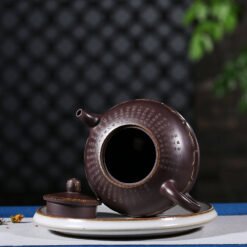 Ấm Tử Sa Bán Nguyệt Tử Nê Khắc Bát Nhã Tâm Kinh bên trong ấm