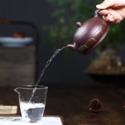 Ấm Tử Sa Bán Nguyệt Tử Nê Khắc Bát Nhã Tâm Kinh rót ấm trà