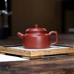 Ấm Tử Sa Dáng Đức Trung Đại Hồng Bào DT005 họa tiết trang trí là Kinh Bát Nhã