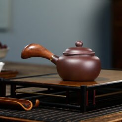 Ấm trà là dụng cụ pha trà chính