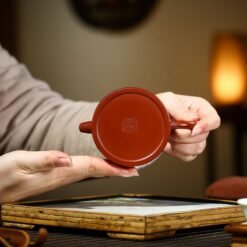 Sờ vào ấm để phân biệt ấm tử sa thật giả