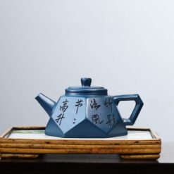 Ấm Tử Sa Lục Nê Dáng Lục Phương cao cấp LP002 chữ khắc trên chiếc ấm