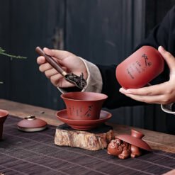 Đặt Thiềm Thừ bên tay trái của ban trà hoặc trà nhân